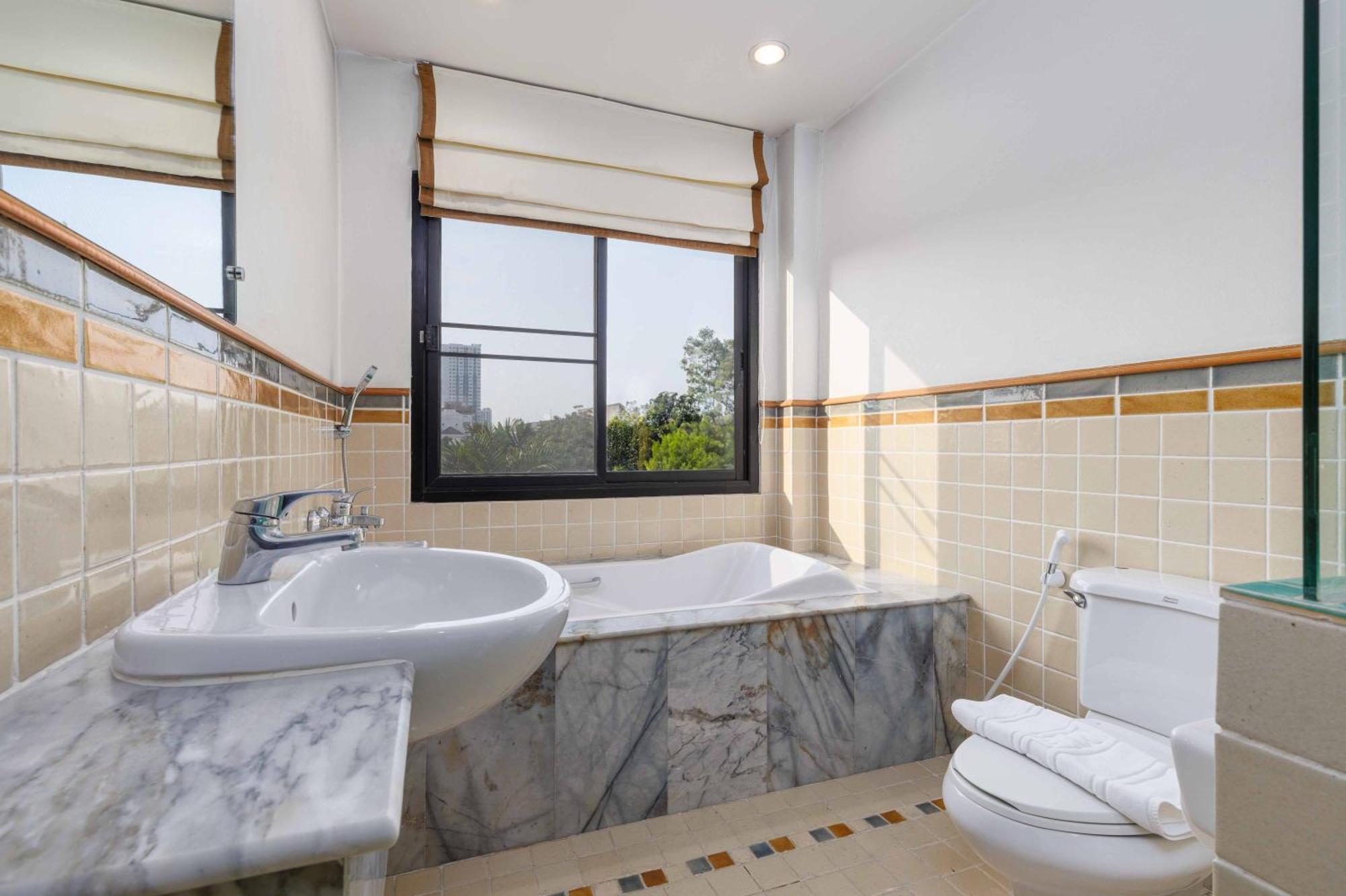 Charlie House Pin Klao Hotell Bangkok Eksteriør bilde