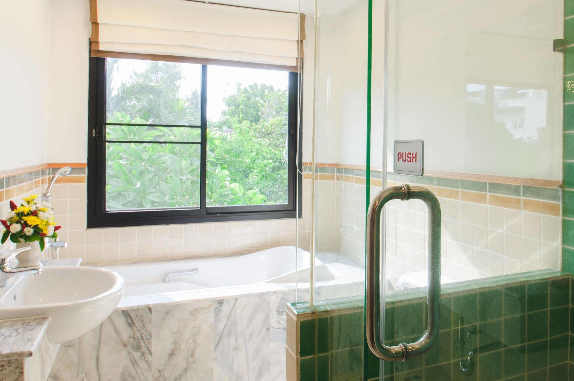 Charlie House Pin Klao Hotell Bangkok Eksteriør bilde